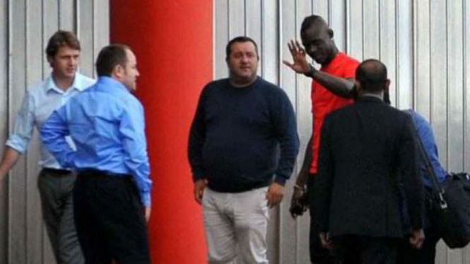 Mario Balotelli (merah) tiba di kamp latihan Liverpool