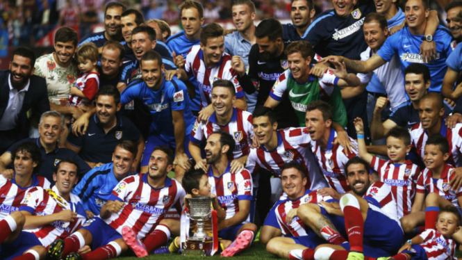 Pemain Atletico Madrid merayakan gelar Piala Super Spanyol