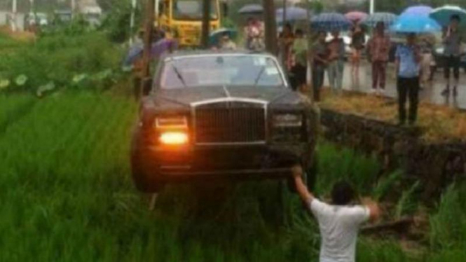 Rolls-Royce Phantom masuk Sawah