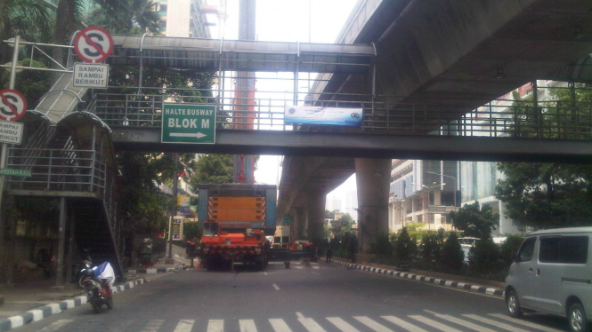 Truk di depan Halte Busway Blok M