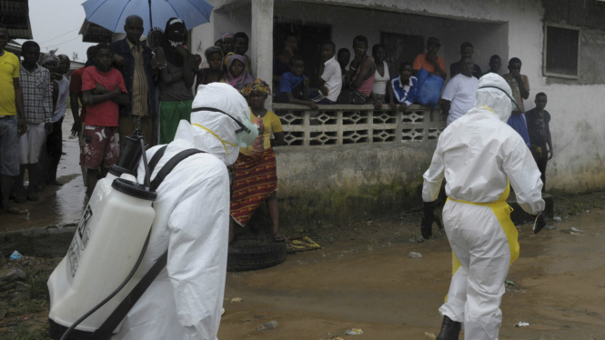 Petugas kesehatan akan membawa jasad penderita ebola di Monrovia 17 Agustus 2014