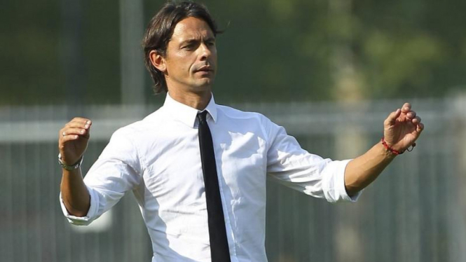 Pelatih AC Milan, Filippo Inzaghi saat memimpin pasukannya