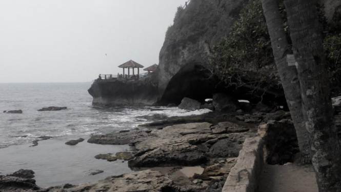 Pesona Tebing Berlubang Di Pantai Karang Bolong Travel