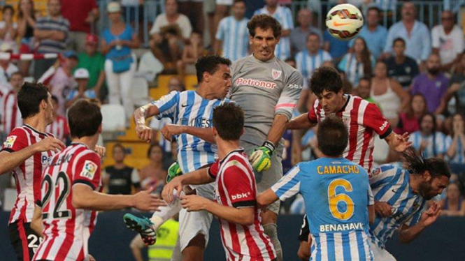 Kiper Athletic Bilbao, Gorka Iraizoz (abu-abu) saat mencetak gol