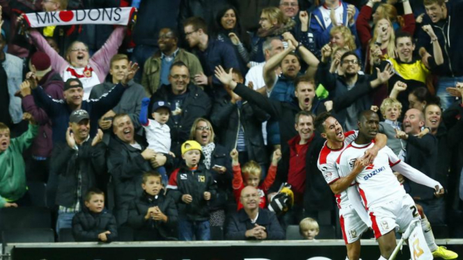 Pemain MK Dons merayakan gol ke gawang Manchester United