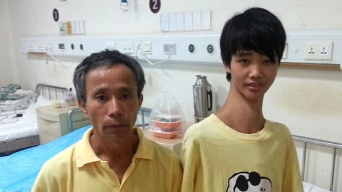 Yu Wengui (kanan) dan ayahnya.