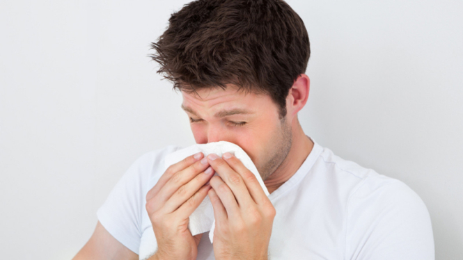 Ilustrasi pria flu atau bersin