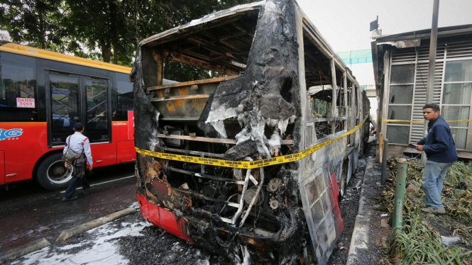 Bus Transjakartaa Terbakar di Halte Al Azhar
