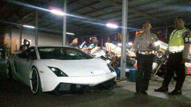 Lamborghini Diamankan Polisi