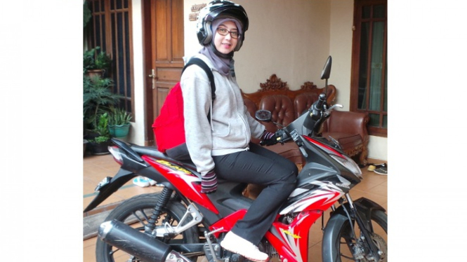  Wanita  Cantik Pake Helm 