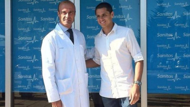 Chicharito (kanan) hendak menjalani tes medis di Madrid