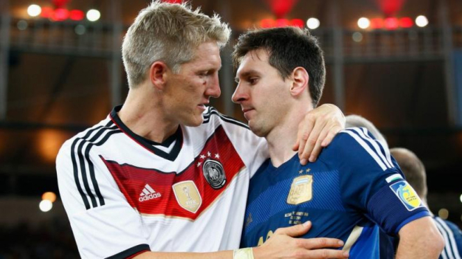 Bastian Schweinsteiger dan Lionel Messi di final Piala Dunia