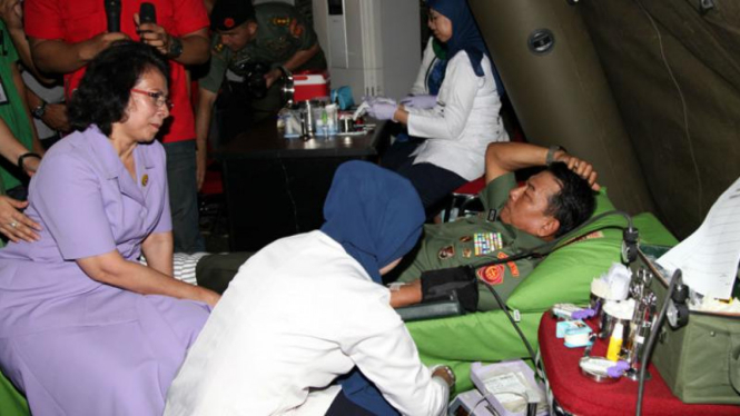 Panglima TNI Jenderal Moeldoko mendonorkan darah 
