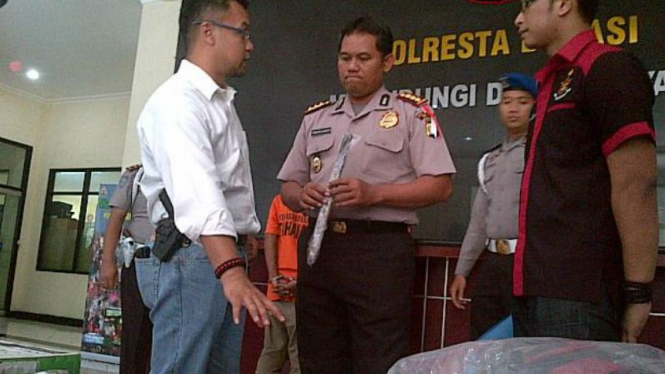 Polres Metro Bekasi Kabupaten menggelar barang bukti kasus pembunuhan.