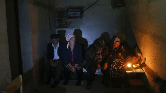 Penduduk berlindung di ruang bawah tanah di Ukraina