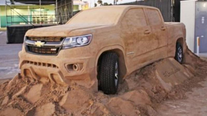 Chevrolet Colorado yang terbuat dari pasir.