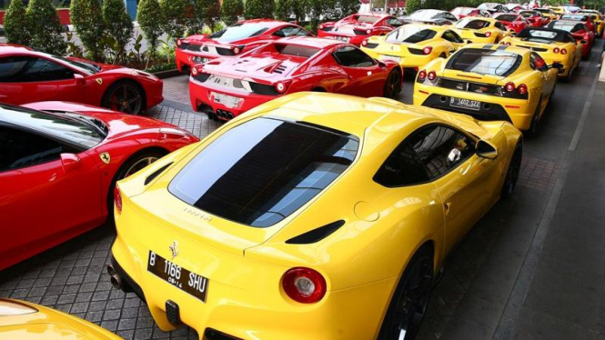 Puluhan Ferrari yang melakukan aksi bakti sosial di Bandung.