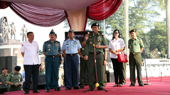 Prajurit TNI dan Polri Ikuti Donor Darah HUT TNI ke-69