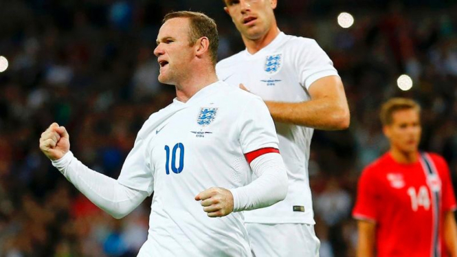 Pemain Inggris, Wayne Rooney, merayakan gol