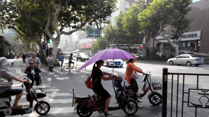 Pesepeda elektrik berpayung di Hangzhou
