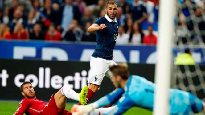 Striker Prancis, Karim Benzema mencoba mencetak gol ke gawang Spanyol