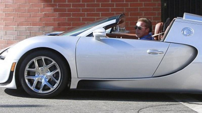 Arnold saat bersama Bugatti barunya.