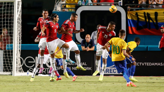 Neymar mencetak gol ke gawang Kolombia