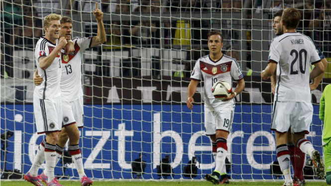 Pemain Jerman merayakan gol Thomas Mueller (13)
