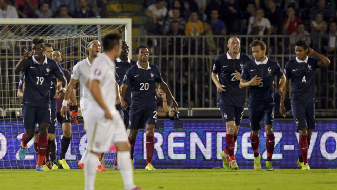 Para pemain Prancis merayakan gol ke gawang Serbia