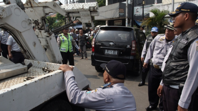 Pemerintah DKI Tertibkan Parkir Liar di Kawasan Jatinegara