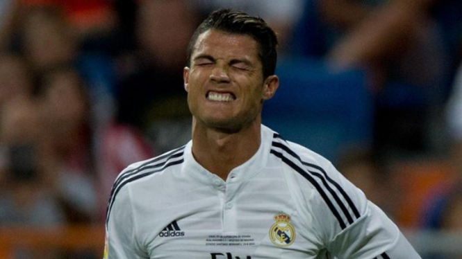 Pemain Real Madrid, Cristiano Ronaldo, meringis kesakitan