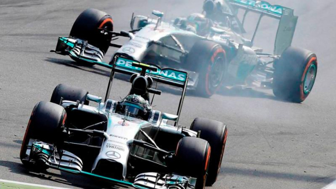 Pembalap Mercedes, Nico Rosberg diikuti oleh Lewis Hamilton