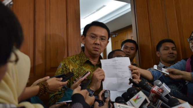 Ahok Menunjukan Tanda Terima dari DPP Gerindra atas Surat Penggunduran Dirinya 