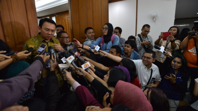 Ahok Menunjukan Tanda Terima dari DPP Gerindra atas Surat Penggunduran Dirinya 