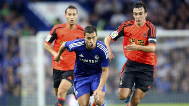 Gelandang Chelsea, Eden Hazard (tengah)