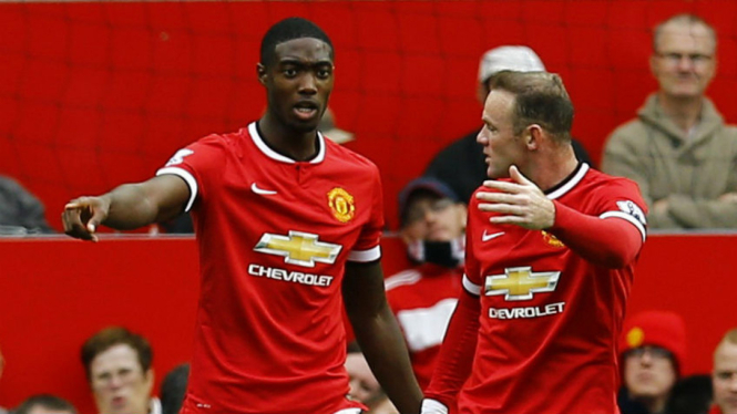 Pemain muda MU, Tyler Blackett (kiri), bersama Wayne Rooney