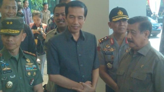 Joko Widodo menggunakan pakaian safari