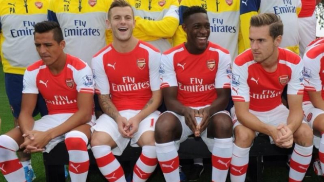 Wajah memelas Alexis Sanchez (kiri) saat foto tim Arsenal