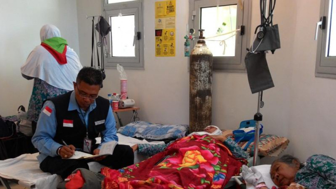 Jemaah Calon Haji Mendapat Perawatan di Klinik Oktagon
