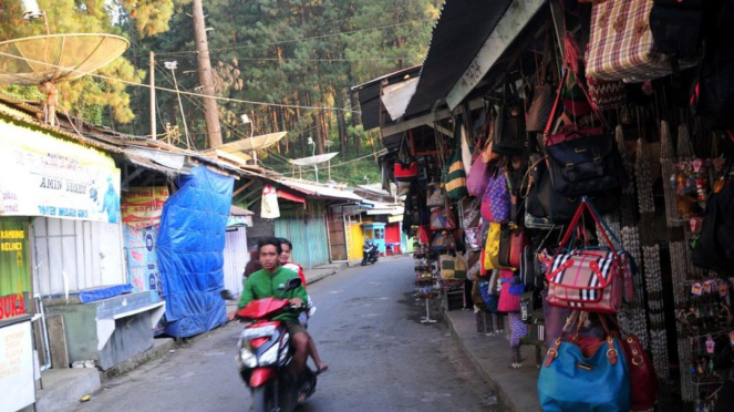 Kegiatan masyarakat di kaki Gunung Slamet