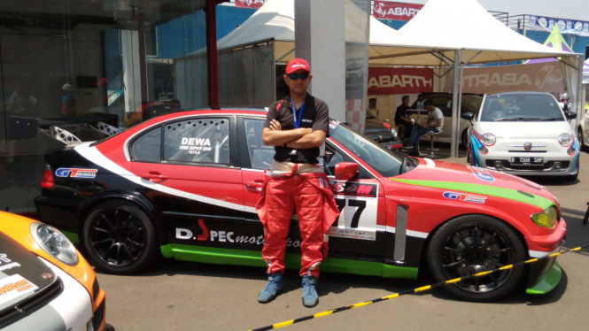 Pembalap Dspec Motorsport, Ahmad Sadewa, dan tunggangannya.