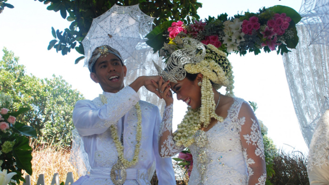 Pernikahan Fitri Tropica dan Irvan Hanafi