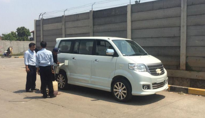 Suzuki APV Luxury terlihat di sekitar Cakung, Jakarta Timur. 