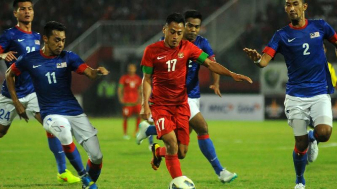 Pemain Indonesia, Samsul Arif, dikawal empat pemain Malaysia