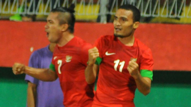 Pemain Indonesia, Zulham Zamrun dan Rizky Pora, rayakan gol