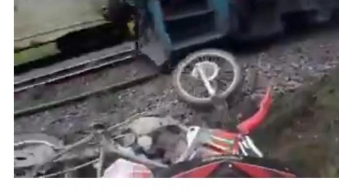 Motor trail yang nyaris dihantam kereta api di Rumania.