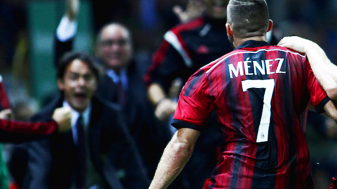 Pemain AC Milan, Jeremy Menez, merayakan gol