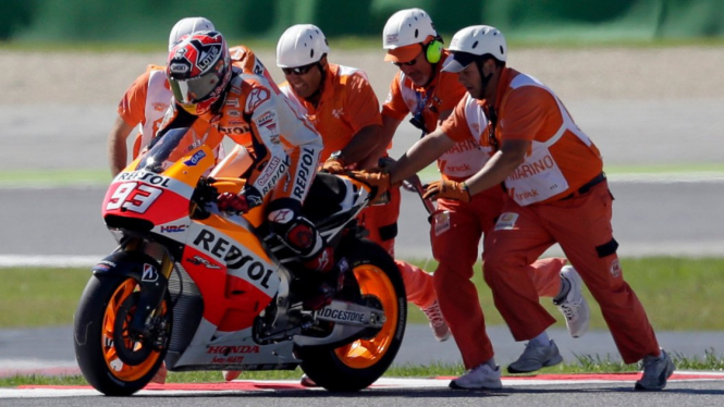 Marc Marquez berusaha menyalakan motor di MotoGP San Marino