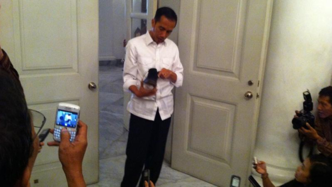 Jokowi Pamer Sepatu Buatan CIbaduyut