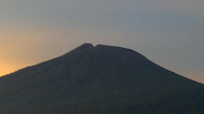 Gunung Slamet dilihat dari pos pengamatan Gambuhan, Pemalang